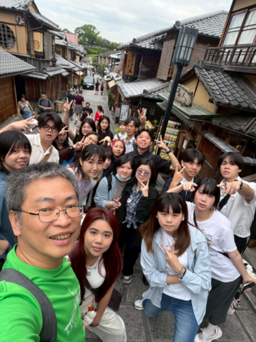 Ninenzaka. A group photo capturing the delegation's industrial visit to the renowned design studio graf; Professor Shigeki Hattori is pictured on the far left.(Open new window/png file)Image
